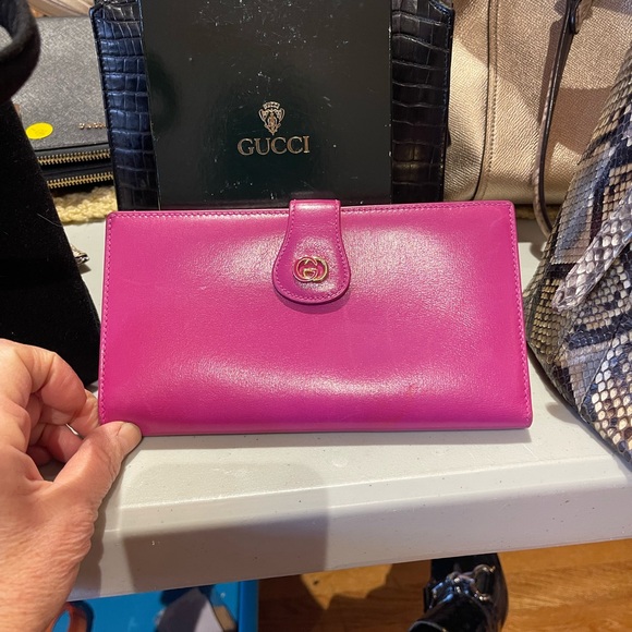 New Gucci authentic fushia wallet never used with box